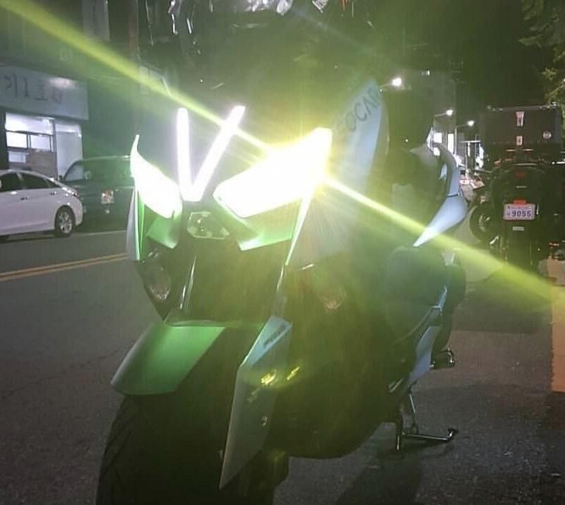 White Dynamic Scanning Light Amber Sequential Turn Light Fit for YAMAHA 125 250 300 Scooter Series